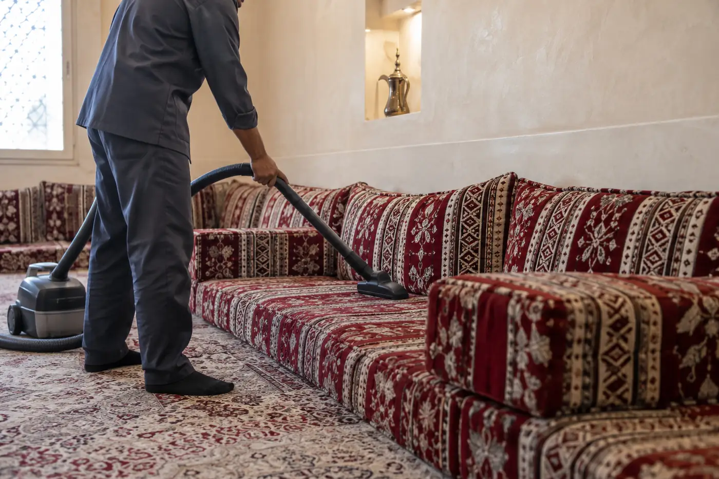 شفط الغبار عن جلسة المجلس الأرضية